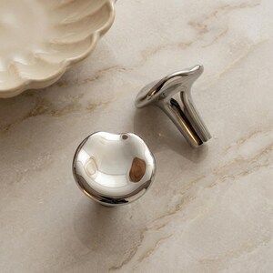 Zilveren hartvormige handgreep, chromen meubelgreep, minimalistische ladebeslag, accent voor keukenkastjes, accessoire voor dressoir, kledingkast of kaptafel