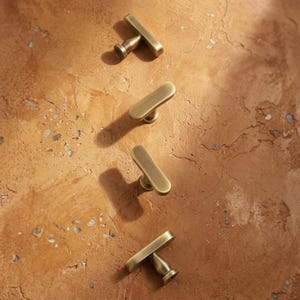 Tirador de barra en T de latón cepillado, tirador moderno para armario, herraje minimalista para cajón, tirador para armario de cocina, decoración para tocador, muebles, lujo.