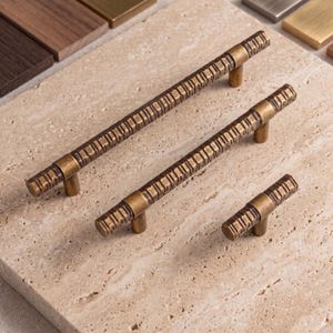 Antiker Messing-Schrankgriff, geriffelter Schubladengriff, strukturierte Kommodenbeschläge, Schrankgriff im Vintage-Stil, rustikales Küchenmöbel-Accessoire