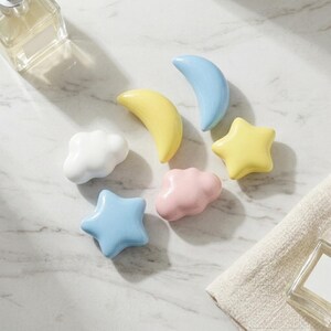 Puxadores de armário em tons pastel, puxadores de gaveta em formato de nuvem, lua e estrela, ferragens fofas para quarto de bebê, móveis para quarto infantil, puxadores de cômoda de cerâmica coloridos, decoração para bebê