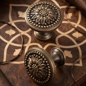 Tirador de latón antiguo con forma de flor, tirador vintage para armario, tirador floral para cajón, herrajes de cocina, tirador para muebles, decoración rústica dorada