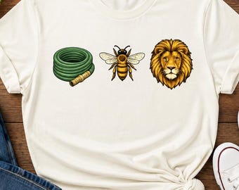 Manguera abeja león png, Manguera abeja león svg, Rebus divertido png svg, Camiseta meme Manguera abeja león, Juego de palabras png svg, Manguera de jardín abeja león png svg digital