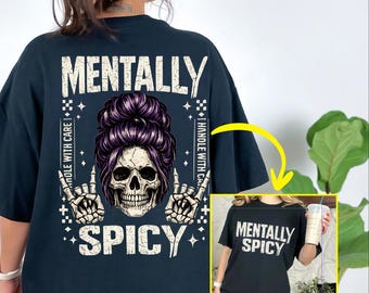 PNG con temática de humor, diseño divertido de calavera con moño desordenado para sublimación, clipart de camiseta con mano de esqueleto y cabello morado gótico, descarga digital de Halloween