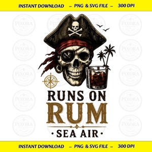 Puede incluir: Una ilustración gráfica digital que presenta una calavera con un sombrero de pirata con un emblema de calavera y tibias cruzadas, un parche en el ojo, un vaso de ron, dos palmeras, una rosa de los vientos y el texto RUNS ON RUM SEA AIR.