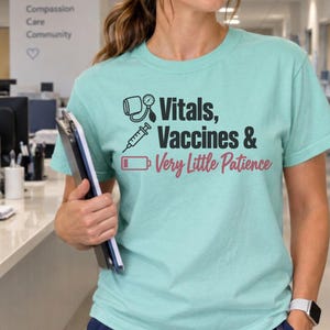 Puede incluir: Una camiseta de color verde menta claro con texto negro que dice Vitals, Vaccines & y texto rosa que dice Very Little Patience, acompañado de iconos gráficos negros de un tensiómetro, una jeringuilla y un símbolo de batería baja.