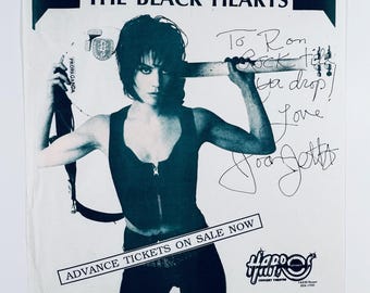 Affiche promotionnelle originale de concert signée par Joan Jett (format 8,5 x 11 pouces) - Autographe de la légende du rock