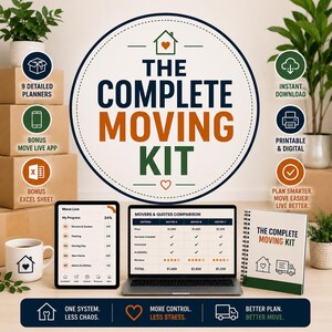 Può includere: Un kit digitale per traslochi con una grafica circolare centrale intitolata The Complete Moving Kit, un tablet che mostra un tracker di avanzamento, un laptop con una tabella di confronto preventivi e un'agenda a spirale.