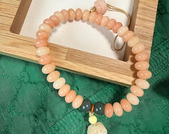 Ciondolo per cellulare fatto a mano con perline color pesca, cinturino per cellulare in cordino intrecciato con ciondolo a fiore, grazioso portachiavi da polso o da borsetta, regalo perfetto per donne e ragazze adolescenti.
