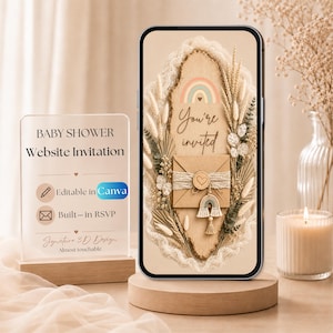 Könnte beinhalten: Ein Smartphone zeigt eine digitale Babyparty-Einladung mit Holzscheiben-Hintergrund, getrockneten Gräsern, einem Kraftpapier-Umschlag mit Makramee-Regenbogen und dem Text You're invited. Daneben steht ein Acrylschild mit der Aufschrift Baby Shower Website Invitation.