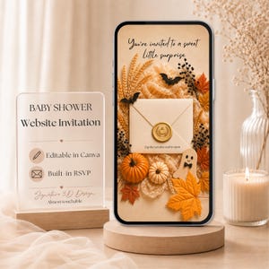 Könnte beinhalten: Eine digitale Babyparty-Einladung auf einem Smartphone-Bildschirm mit herbstlichem Motiv aus Kürbissen, Blättern, Fledermäusen und einem Geist. Der Text auf dem Bildschirm lautet, You're invited to a sweet little surprise und Tap the wooden seal to open.