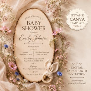 Könnte beinhalten: Eine ovale Holzscheiben-Einladungsvorlage für eine Babyparty mit dunkelbraunem Text auf einer hellen Holzmaserung. Der Text enthält Veranstaltungsdetails für Emily Johnson, Datum, Ort und Informationen zur Geschenkliste sowie einen Holzring.