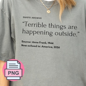 Könnte beinhalten: Ein graues kurzärmeliges T-Shirt mit schwarzem Aufdruck: QUOTE ARCHIVE, “Terrible things are happening outside.” Source: Anne Frank, 1944, Now echoed in: America, 2026. Das T-Shirt hat einen Rundhalsausschnitt und eine locker sitzende Passform.