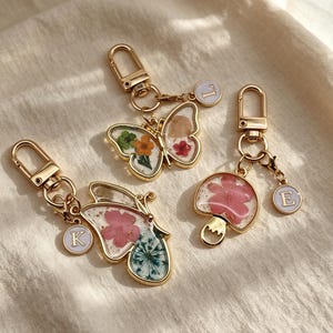 Customized butterfly resin keychains,customizable with initials,dried flower butterfly keychains,resin key rings,floral butterfly pendants