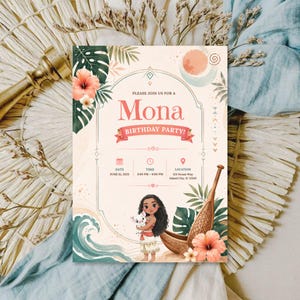 Puede incluir: Una tarjeta de invitación de cumpleaños rectangular con un personaje de dibujos animados sosteniendo un lechón, rodeado de flores de hibisco tropicales, hojas de palma, un remo de madera y olas. El texto dice: Please join us for a Mona Birthday Party.