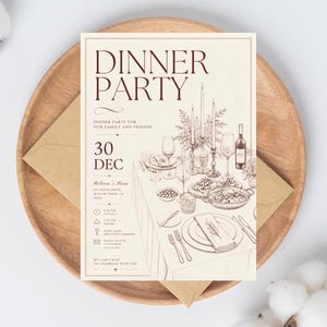 Puede incluir: Una tarjeta de invitación para una cena de color crema con texto en rojo oscuro y una ilustración detallada de una mesa puesta. El texto dice DINNER PARTY, 30 DEC, e incluye los detalles del evento sobre un sobre marrón en una bandeja.