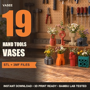 Op de afbeelding: Een verzameling van acht kleine vazen in de vorm van diverse handgereedschappen, waaronder een hangslot, sleutel, tandwiel en tang, elk met kleine bloemstukjes. Tekst op de afbeelding: VASEE 19 HAND TOOLS VASES STL + 3MF FILES.