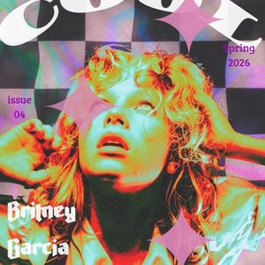 Può includere: Una copertina di rivista intitolata COOL, The New Wave of Pop, con un ritratto di Britney Garcia. Lo sfondo è un motivo a scacchiera bianco e nero. Il testo include Issue 04, Spring 2026 e Fearless, Iconic, Unstoppable.