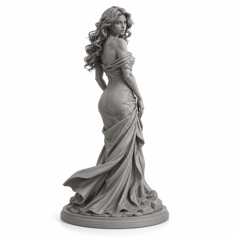 Puede incluir: Una figura gris monocrom&aacute;tica de una persona con cabello largo y ondulado sobre una base circular. La figura viste un vestido largo hasta el suelo, con hombros descubiertos y tela drapeada que se acumula en los pies, mirando hacia atr&aacute;s.