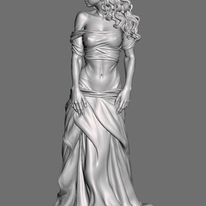 Puede incluir: Un modelo digital 3D gris de una figura de pie con cabello largo y ondulado, que viste un top de hombros descubiertos y una falda larga y fluida. La figura se asienta sobre una base circular con textura rocosa, en un tono gris neutro.