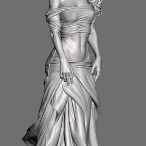 Puede incluir: Un modelo digital 3D gris de una figura de pie con cabello largo y ondulado, que viste un top con hombros descubiertos y una falda larga y fluida con pliegues de tela drapeados. La figura se asienta sobre una base circular de textura rocosa.