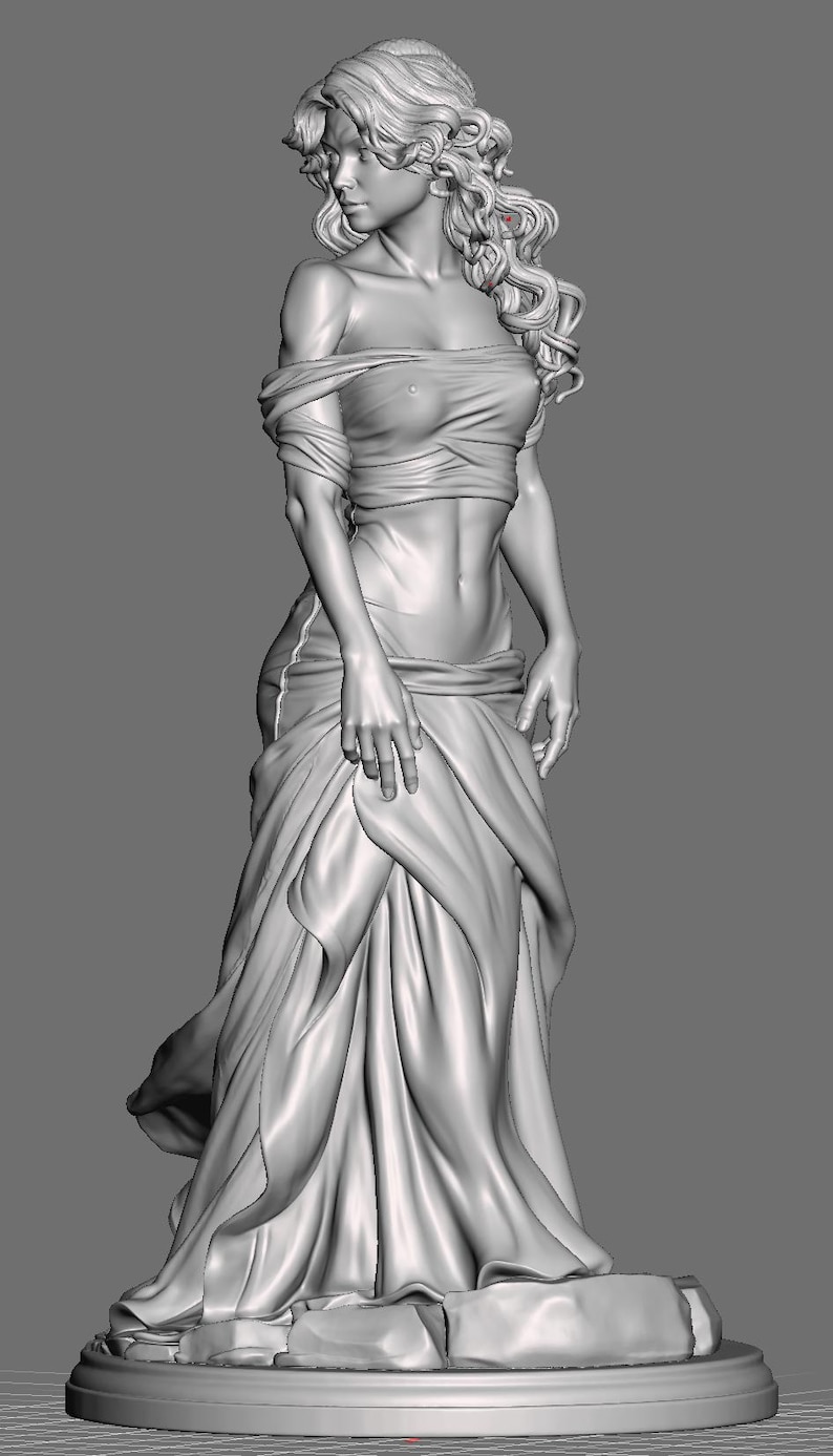 Puede incluir: Un modelo digital 3D gris de una figura de pie con cabello largo y ondulado, que viste un top con hombros descubiertos y una falda larga y fluida con pliegues de tela drapeados. La figura se asienta sobre una base circular de textura rocosa.