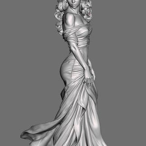 Puede incluir: Un modelo digital 3D gris de una figura de pie con cabello largo y ondulado, que viste un vestido con hombros descubiertos y tela drapeada que se acumula en la base. La figura est&aacute; colocada sobre una plataforma circular con detalles rocosos.