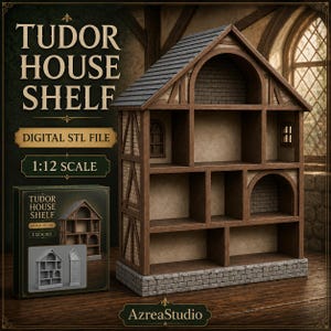 Könnte beinhalten: Eine digitale STL-Datei für ein Tudor-Haus-Regal im Maßstab 1:12. Die Holzstruktur verfügt über ein Giebeldach, mehrere offene Fächer und einen Sockel mit Steintextur. Der Text auf dem Bild lautet: TUDOR HOUSE SHELF, DIGITAL STL FILE, 1:12 SCALE, AzreaStudio.