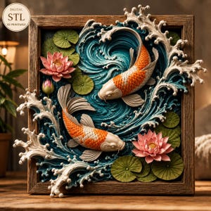 Könnte beinhalten: Ein 3D-Wandbild in einem Holzrahmen mit zwei orange-weißen Koi-Fischen, die in wirbelndem blauem Wasser mit weißen Schaumwellen schwimmen, dazu grüne Seerosenblätter und zwei rosa Lotusblüten. Ein rundes Abzeichen in der Ecke zeigt Digital STL 3D Printable.