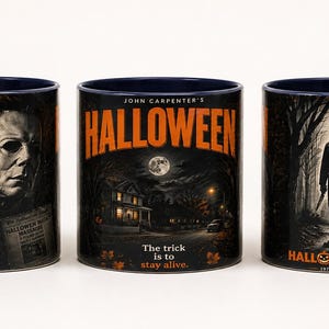 以下が含まれることがあります： ジョン・カーペンター監督の映画『ハロウィン』のグラフィックが施されたセラミック製マグカップ3個セット。マイケル・マイヤーズ、夜の家、ジャック・オー・ランタンの絵柄に加え、「The night he came home」や「The trick is to stay alive」といったテキストがデザインされています。