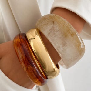 Conjunto de pulseras rígidas de resina gruesas – Pulseras apilables de mármol ámbar, dorado y marfil | Joyería llamativa | Regalo bohemio de moda para mujer
