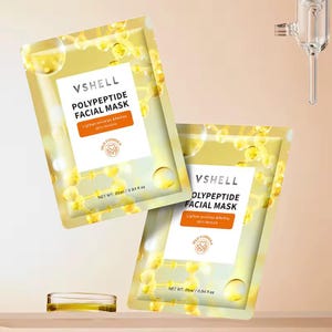 Może przedstawiać: Dwie prostokątne saszetki maseczki do twarzy Vshell Polypeptide w złotym opakowaniu z białymi etykietami. Tekst brzmi Polypeptide Facial Mask, Lighten wrinkles & Refine skin texture oraz Net Wt: 25ml / 0.84 fl oz. Powierzchnię zdobią unoszące się złote struktury molekularne.