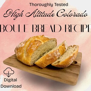 Könnte beinhalten: Ein Laib goldbraunes, krustiges Boule-Brot mit zwei abgeschnittenen Scheiben auf einem rechteckigen Holzschneidebrett. Der Text lautet Thoroughly Tested High Altitude Colorado BOULE BREAD RECIPE und Digital Download mit einem Wolkensymbol.