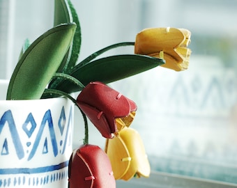 Handmade Leather Tulip Keychain – Cute Car Hanging Ornament, Party Favor