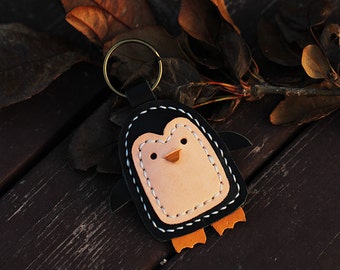 Llavero de pingüino de cuero hecho a mano: un bonito colgante para bolso.