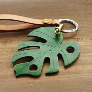 Chaveiro de couro com folha de Monstera feito à mão, chaveiro com folha de Monstera, acessórios para bolsas, lembrancinhas de festa para dar sorte