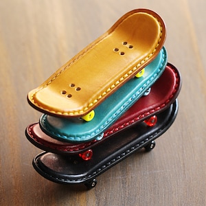 100% handgefertigte genähte pflanzlich gegerbte Leder Finger Skateboard Griffbrett Schlüsselanhänger