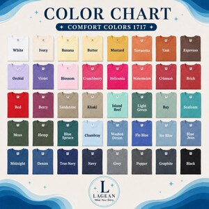 Op de afbeelding: Een kleurenkaart voor Comfort Colors 1717 t-shirts met achtenveertig verschillende stofstalen in een raster. Elk vierkant toont een effen kleur met de bijbehorende naam in zwarte tekst, waaronder tinten zoals White, Mustard, Crimson en Black.