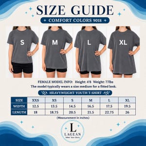 Op de afbeelding: Een maattabel voor Comfort Colors 9018 zware jeugd-T-shirts. Het toont vier antracietgrijze T-shirts met de labels S, M, L en XL. Een tabel vermeldt breedtes en lengtes in inches voor de maten XXS tot en met XL. Tekst is in de afbeelding opgenomen.