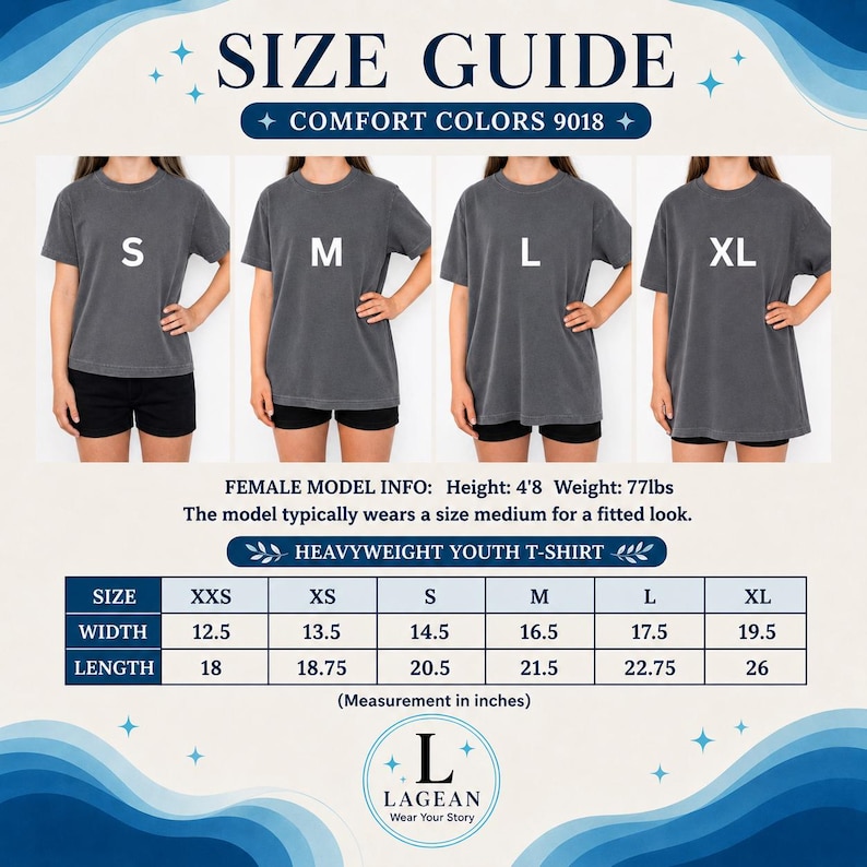 Op de afbeelding: Een maattabel voor Comfort Colors 9018 zware jeugd-T-shirts. Het toont vier antracietgrijze T-shirts met de labels S, M, L en XL. Een tabel vermeldt breedtes en lengtes in inches voor de maten XXS tot en met XL. Tekst is in de afbeelding opgenomen.