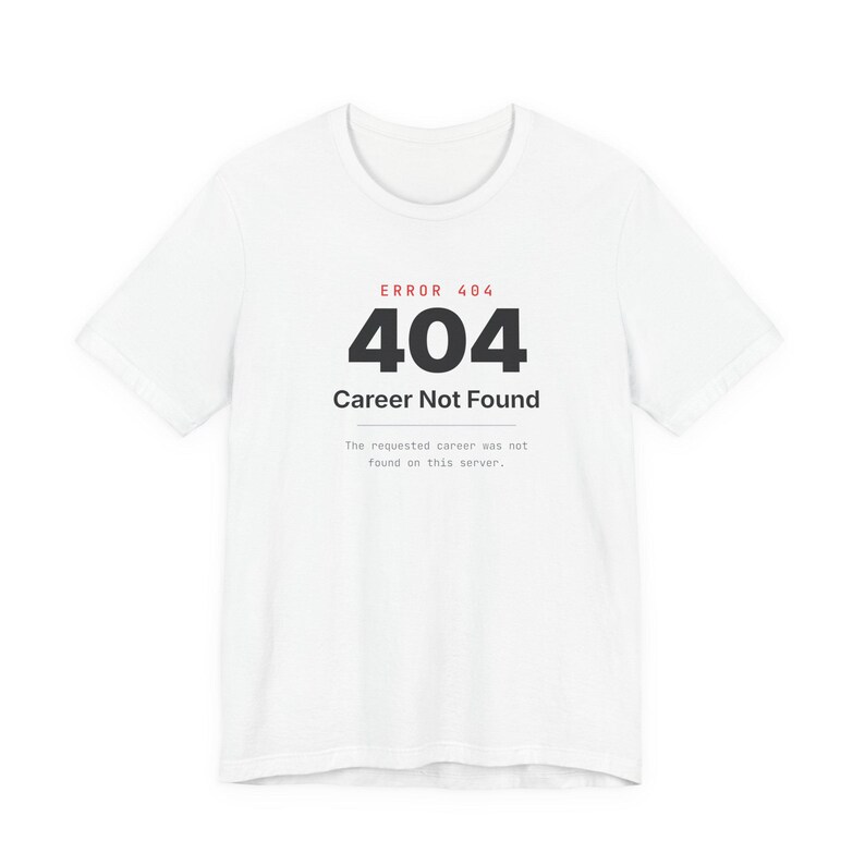 Peut inclure: Un t-shirt blanc &agrave; manches courtes avec une impression graphique noire et rouge indiquant ERROR 404, 404, Career Not Found, et The requested career was not found on this server dans une police sans empattement centr&eacute;e sur la poitrine.