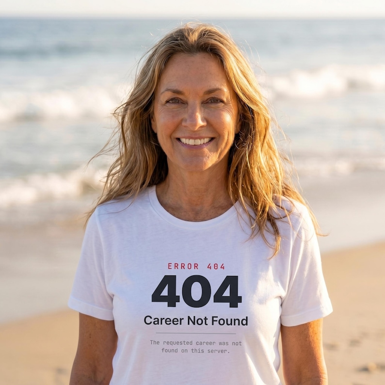 Peut inclure: Un t-shirt blanc &agrave; manches courtes avec le texte ERROR 404, le nombre 404, la phrase Career Not Found et le texte The requested career was not found on this server imprim&eacute;s en noir et rouge sur la poitrine.