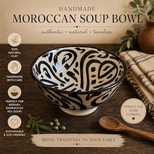 Könnte beinhalten: Eine runde Suppenschüssel aus Keramik mit einem handgemalten schwarzen abstrakten Muster auf weißem Grund. Die Schüssel hat einen breiten Rand und einen erhöhten runden Boden. Der Text "HANDMADE MOROCCAN SOUP BOWL" ist über der Schüssel zu sehen.