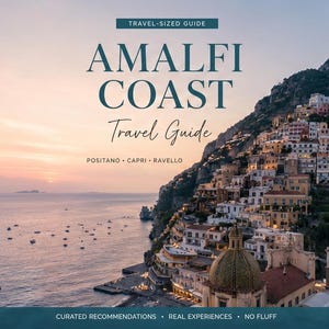 Peut inclure: Une couverture de guide de voyage montrant la côte amalfitaine au coucher du soleil. Le texte indique TRAVEL-SIZED GUIDE, AMALFI COAST, Travel Guide, POSITANO • CAPRI • RAVELLO, et CURATED RECOMMENDATIONS • REAL EXPERIENCES • NO FLUFF sur une vue côtière.