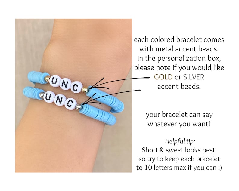 Puede incluir: Dos pulseras de cuentas azul claro con las letras "UNC" deletreadas en cuentas de letras blancas. Las pulseras tienen cuentas de acento doradas y plateadas. Las pulseras son un accesorio personalizado.