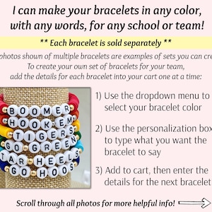 Puede incluir: Una pila de pulseras de cuentas de colores con cuentas de letras blancas que deletrean nombres de equipos. El texto de la imagen dice: "&iexcl;Puedo hacer tus pulseras en cualquier color, con cualquier palabra, para cualquier escuela o equipo!" y "Cada pulsera se vende por separado."