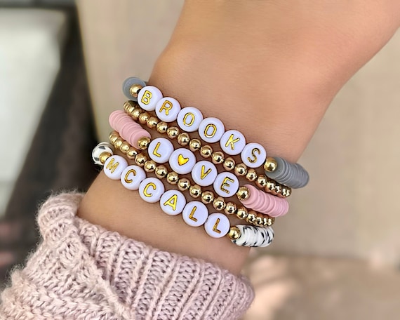 Pulseras de nombre personalizadas Pulsera de palabra personalizada Pila de  pulseras de nombre de cuentas Heishi Pulsera de mamá con cuentas de mujer -   México