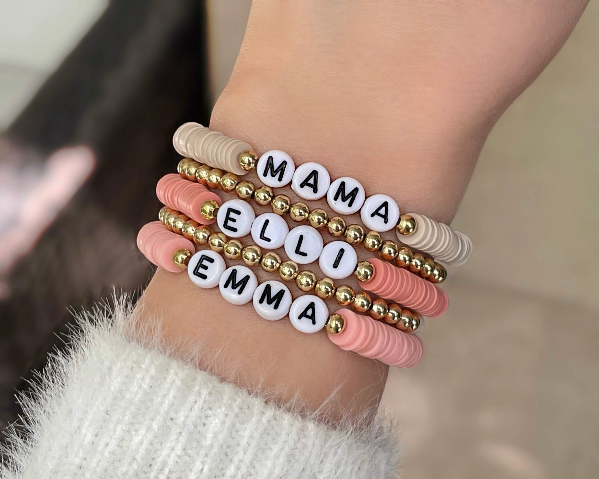 Pulseras personalizadas con nombre de letra negra Pulsera de palabra  personalizada Pila de pulseras con nombre de cuentas Heishi Pulsera de mamá  con cuentas para mujer -  México