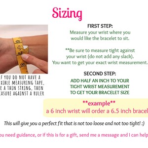 Puede incluir: Imagen que muestra instrucciones para medir una mu&ntilde;eca para una pulsera. Una cinta m&eacute;trica amarilla est&aacute; envuelta alrededor de una mu&ntilde;eca. El texto explica c&oacute;mo medir y agregar media pulgada a la medida de la mu&ntilde;eca para determinar el tama&ntilde;o de la pulsera. El texto tambi&eacute;n incluye un ejemplo.