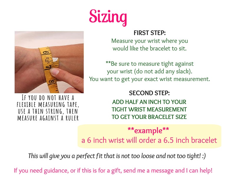 Puede incluir: Imagen que muestra instrucciones para medir una mu&ntilde;eca para una pulsera. Una cinta m&eacute;trica amarilla est&aacute; envuelta alrededor de una mu&ntilde;eca. El texto explica c&oacute;mo medir y agregar media pulgada a la medida de la mu&ntilde;eca para determinar el tama&ntilde;o de la pulsera. El texto tambi&eacute;n incluye un ejemplo.