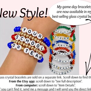 Puede incluir: Pulseras apilables con cuentas de letras blancas que deletrean "YOUR SCHOOL OR TEAM" y nombres de equipos. Las pulseras est&aacute;n hechas con cuentas doradas y acentos coloridos. El texto dice "New Style!" y "My game day bracelets are now available in my best-selling glass crystal beads."